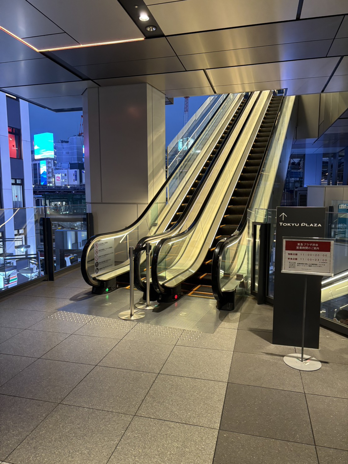 3Fの外のエスカレーター